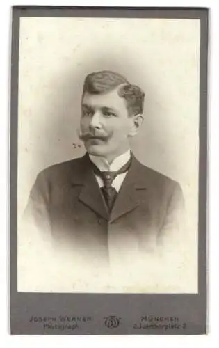 Fotografie Joseph Werner, München, Isarthorplatz 2, Porträt eines Mannes mit Schnurrbart