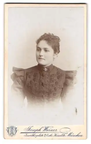 Fotografie Joseph Werner, München, Isarthorplatz 2, Dame in elegantem Kleid