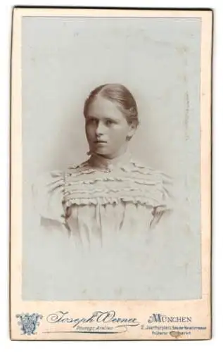 Fotografie Joseph Werner, München, 2 Isarthorplatz, Portrait einer jungen Frau