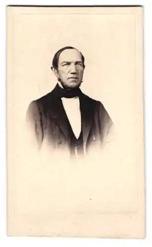 Fotografie Aug. Riemann, Bielefeld, Obernstrasse 46, Porträt eines Herrn