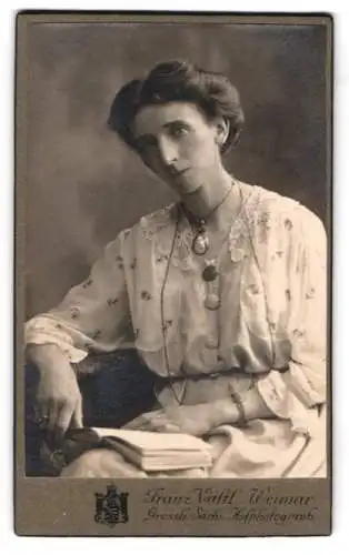 Fotografie Franz Vältl, Weimar, Elegante Dame in nachdenklicher Pose