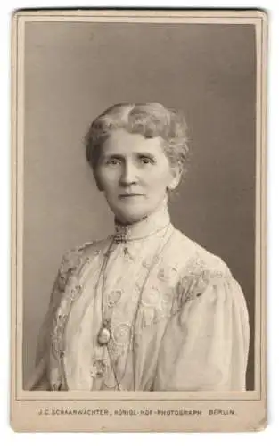 Fotografie J.C. Schaarwächter, Berlin, Leipziger Str. 130, Porträt einer älteren Dame