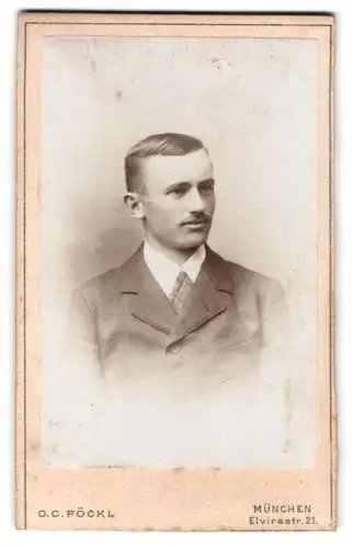 Fotografie O.C. Pöckl, München, Elvirastr. 21, Porträt eines eleganten Herrn