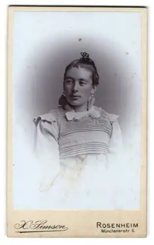 Fotografie X. Simson, Rosenheim, Münchenerstr. 6, Porträt einer jungen Frau