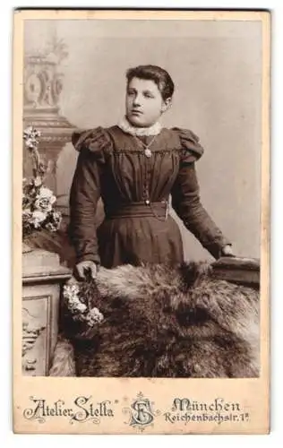 Fotografie Atelier Stella, München, Reichenbachstr. 1a, Frau in elegantem Kleid