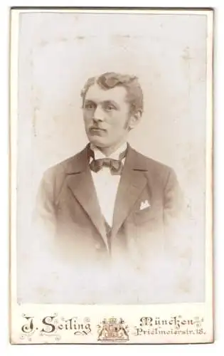 Fotografie J. Seiling, München, Prielmayerstr. 18, Porträt eines eleganten Herrn