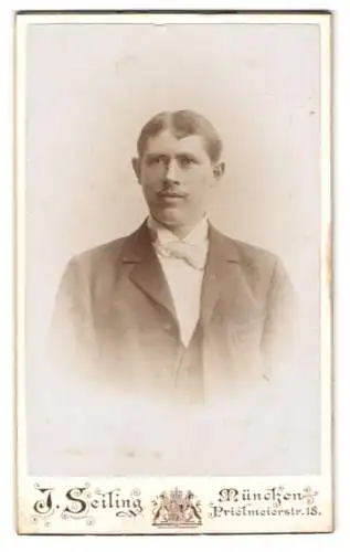 Fotografie J. Seiling, München, Prielmayerstr. 18, Porträt eines eleganten Herrn