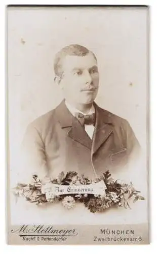 Fotografie M. Stettmeyer, München, Zweibrückenstr. 5, Porträt eines Mannes mit Blumenornament