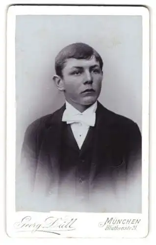 Fotografie Georg Döll, München, Blüthenstrasse 21, Porträt eines jungen Mannes