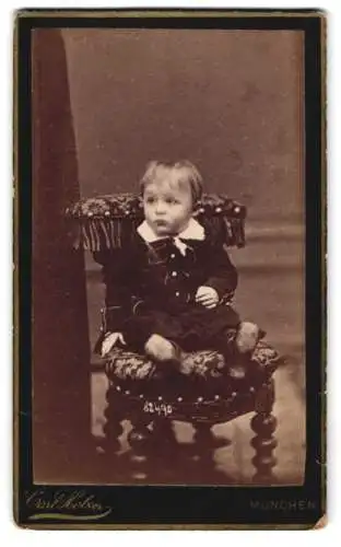 Fotografie Carl Holzer, München, Schommerstr. 17A, Kleinkind auf elegantem Stuhl