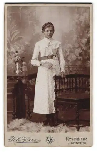 Fotografie Joh. Verra, Rosenheim, Frühlingsstr. 10, Mädchen mit Buch