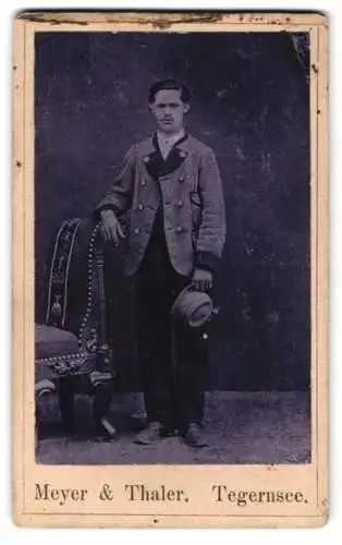 Fotografie Meyer & Thaler, Tegernsee, Eleganter Herr mit Hut