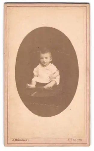 Fotografie A. Bammert, München, Karlsplatz 6, Porträt eines kleinen Kindes