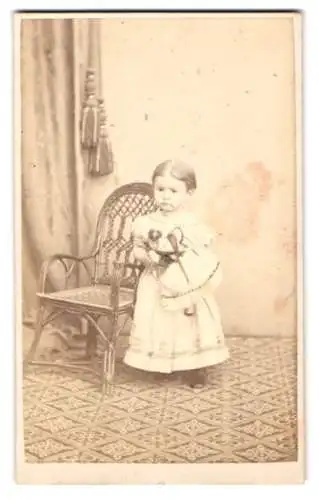 Fotografie H. Leykum jun., Brandenburg a. H., Kind mit Stuhl