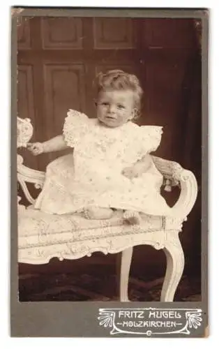 Fotografie Fritz Hugel, Holzkirchen, Kind auf kunstvollem Sessel