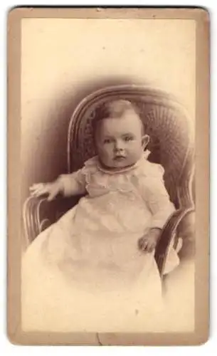 Fotografie Paul Lorenz, Wolmirstedt, Kleinkind in Korbstuhl