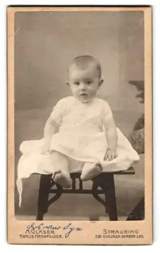 Fotografie A. Gläser, Straubing, Mittlerer Graben 535, Porträt eines Kleinkindes