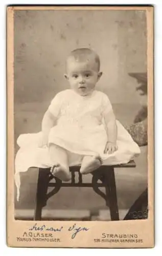 Fotografie A. Gläser, Straubing, Mittlerer Graben 535, Porträt eines Kleinkinds