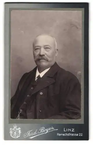 Fotografie Ferd. Boyer, Linz, Harrachstrasse 22, Porträt eines älteren Herrn mit Schnurrbart