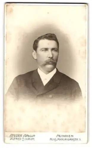 Fotografie Alfred Schmidt, München, Äuss. Maximilianstr. 6, Porträt eines eleganten Herrn