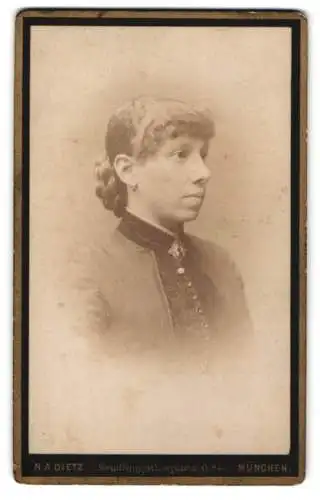 Fotografie N.A. Dietz, München, Sendlingerthorplatz 6, Porträt einer Frau mit Brosche
