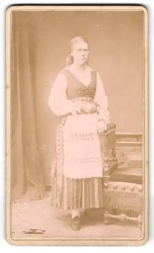 Fotografie unbekannter Fotograf und Ort, Frau in traditioneller Kleidung