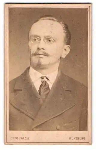 Fotografie Otto Patzig, Würzburg, Unteres Mainquai, Porträt eines Herrn mit Brille