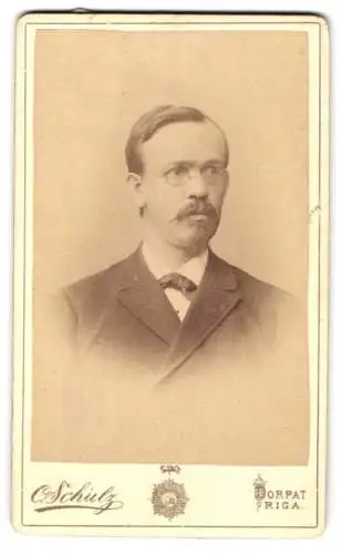 Fotografie Carl Schulz, Dorpat, Gartenstrasse 3, Porträt eines Mannes mit Brille