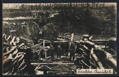 Foto-AK Deutsche Soldaten im Granat-Trichter mit Schützengräben