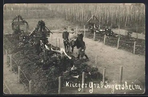 AK Ingersheim, Kriegergrab mit Kindern beim Niederlegen von Blumen