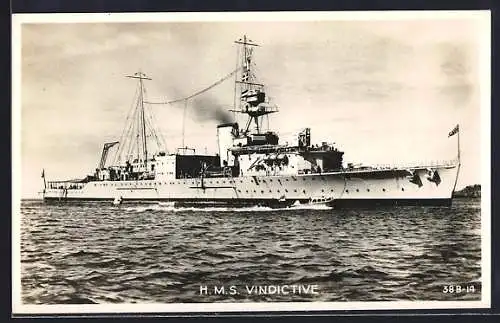 AK Kriegsschiff HMS Vindictive vor einer Küste