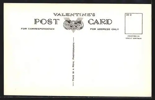 AK Kriegsschiff HMS Vindictive vor einer Küste