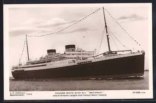 AK Passagierschiff M.V. Britannic auf hoher See in Flaggengala, Cunard White Star Liner