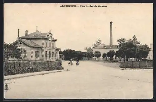 AK Argenteuil, Gare de Grande Ceinture, Frauen am Bahnhof