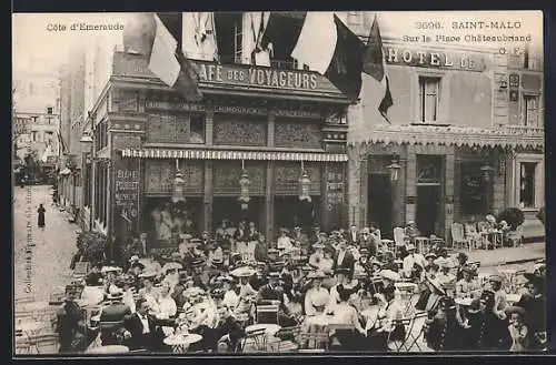 AK Saint-Malo, sur la Place Châteaubriand, Café des Voyageurs rempli de gens attablés en extérieur