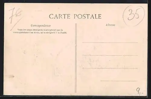 AK Saint-Malo, sur la Place Châteaubriand, Café des Voyageurs rempli de gens attablés en extérieur