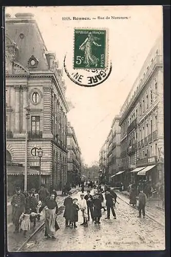 AK Rennes, Rue de Nemours mit belebter Strassenszene und Geschäften