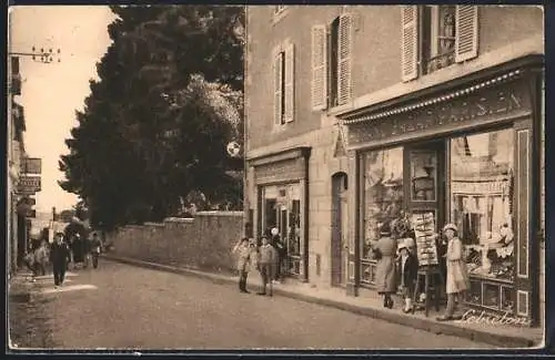 AK Cancale, Rue du Port, scène de rue animée devant une boutique