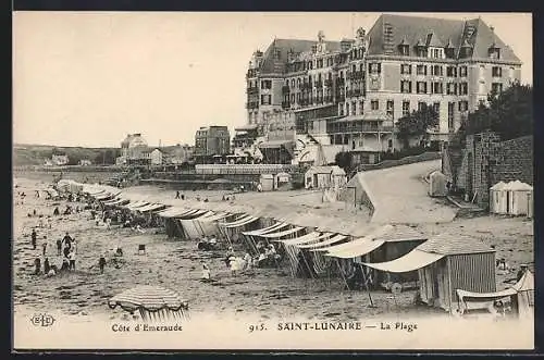 AK Saint-Lunaire, La Plage et ses tentes sous le grand hôtel sur la Côte d`Émeraude