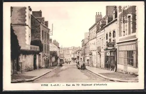 AK Vitré /I.-et-V., Rue du 70e Régiment d`Infanterie avec voitures et bâtiments historiques
