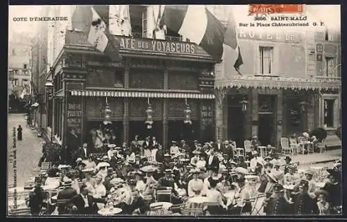 AK Saint-Malo, sur la Place Chateaubriand, Café des Voyageurs avec des personnes assises à des tables