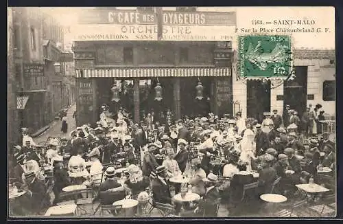 AK Saint-Malo, Sur la Place Châteaubriand, animation devant le Café des Voyageurs