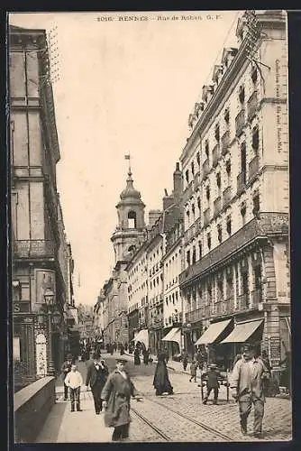 AK Rennes, Rue de Rohan avec passants et bâtiments historiques