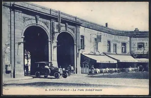 AK Saint-Malo, La Porte Saint-Vincent avec voiture ancienne devant le café