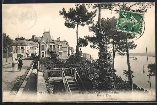 AK Dinard, Promenade au bord de la mer avec maisons et voiliers