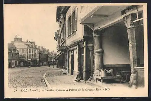 AK Dol /I.-et-V., Vieilles Maisons & Piliers de la Grande Rue