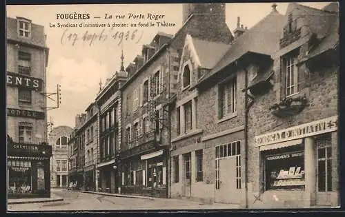 AK Fougères, La rue Porte Roger avec le Syndicat d`initiatives et au fond le Théâtre