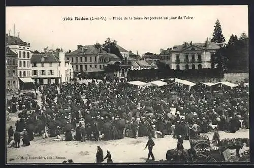 AK Redon /I-et-V., Place de la Sous-Préfecture un jour de foire