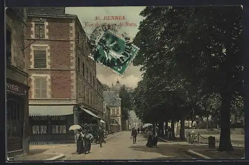 AK Rennes, rue de la Gare de Mars, flanierende Passanten und Bäume entlang der Strasse