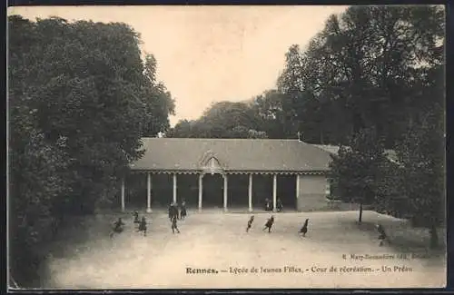 AK Rennes, Lycée de Jeunes Filles, Cour de récréation, Un Préau